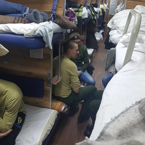 10. Если вам ни разу не приходилось ездить в одном вагоне с дембелями, то вы ничего не знаете обо всех прелестях выживания в плацкартных вагонах.