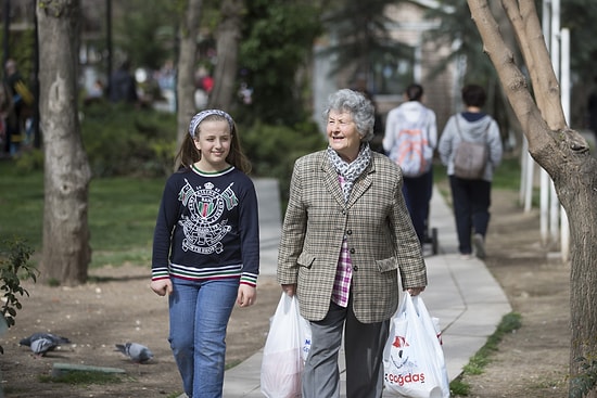 Her Gün Üç Saat Yürüyerek Kedilere Mama Dağıtıyor: Dünya Sokak Hayvanları Günü'nün Kahramanı Azime İplikçi