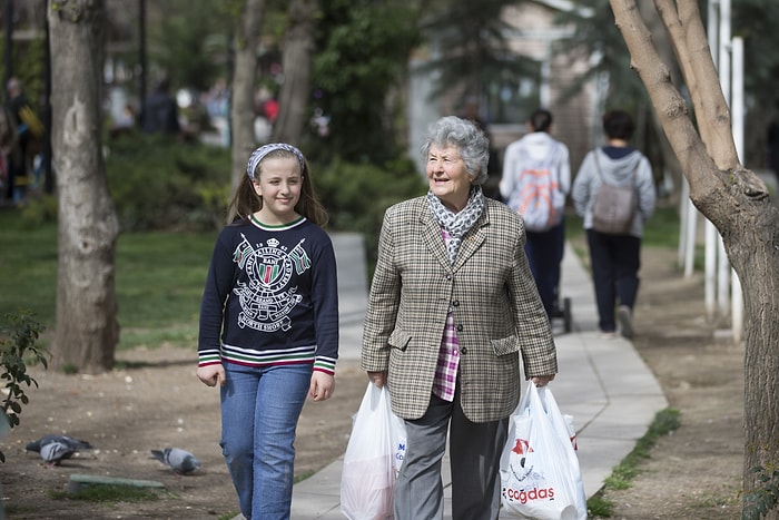 Her Gün Üç Saat Yürüyerek Kedilere Mama Dağıtıyor: Dünya Sokak Hayvanları Günü'nün Kahramanı Azime İplikçi