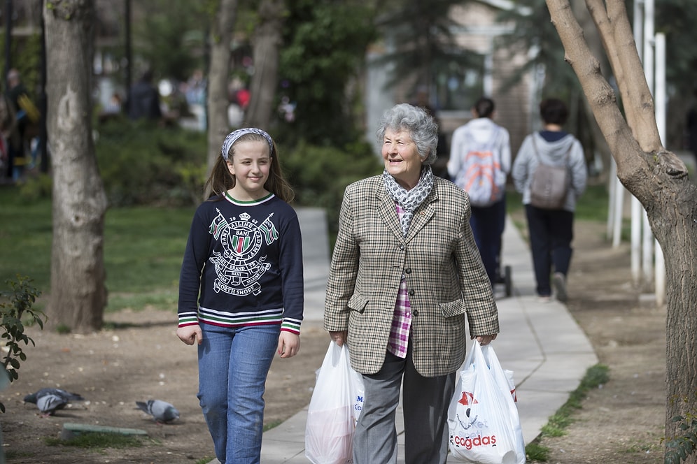 Her Gün Üç Saat Yürüyerek Kedilere Mama Dağıtıyor: Dünya Sokak Hayvanları Günü'nün Kahramanı Azime İplikçi