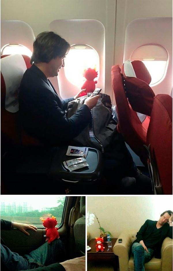 1. "Keanu Reeves peluş oyuncağına Çin'i gösteriyor."