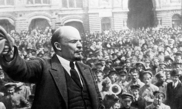 6. В связи с каким событием Ленин произнес фразу: "Мы пойдем другим путем"?