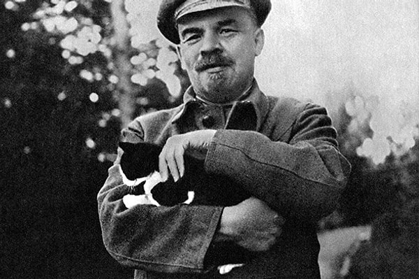 7. На каких советских атрибутах не было изображения Ленина?