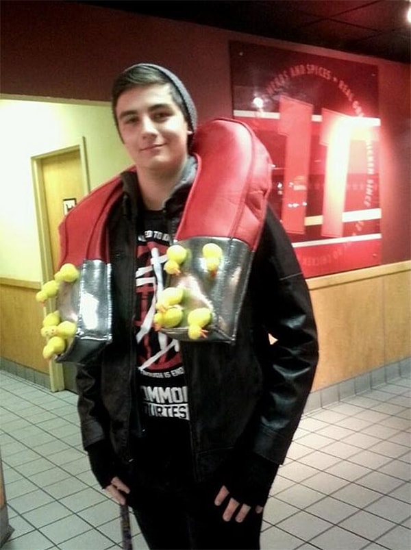 11. Какие-нибудь идеи? 😉 Ладно, не будем вас томить. Этот парень оделся как магнит для цыпочек. Гениально, не правда ли?