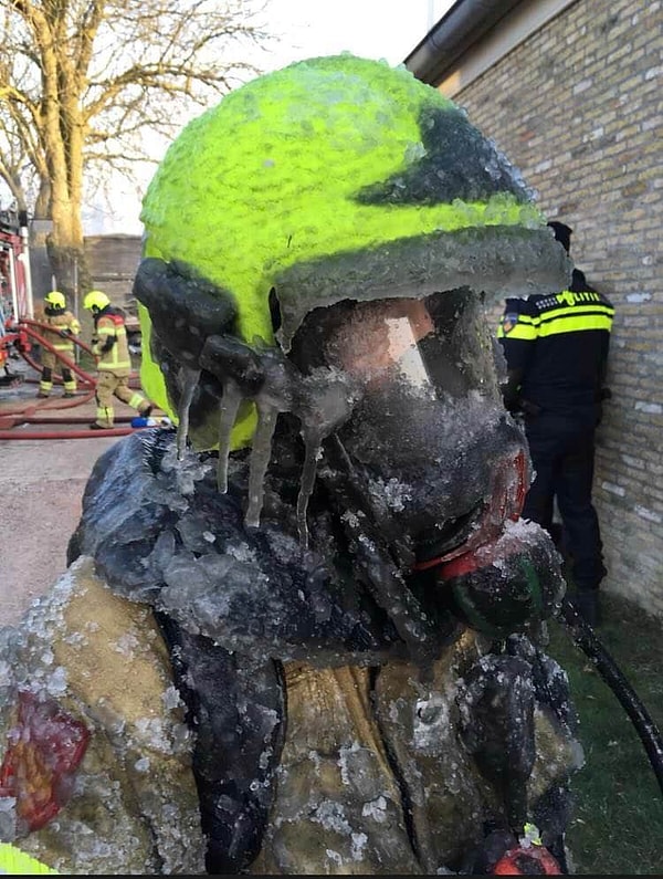 3. Этот пожарный весь покрылся ледяной корочкой, туша пожар на морозе. Выглядит страшновато.