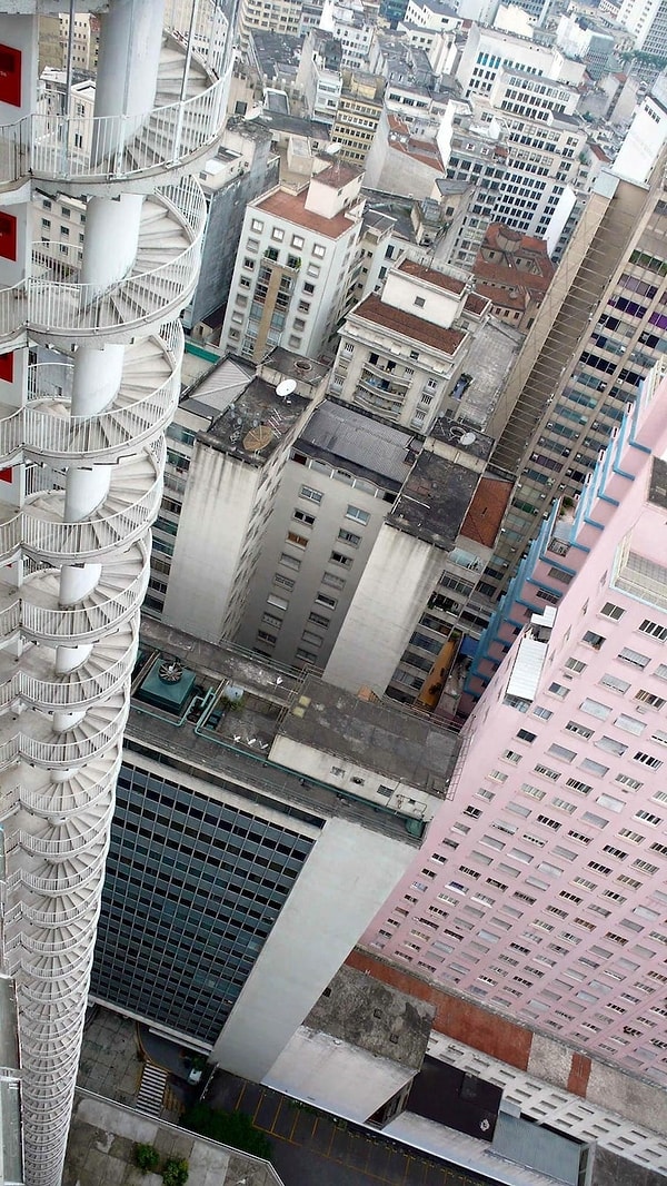 1. Пожарная лестница высотного дома. Тут 40 этажей, можете не считать.