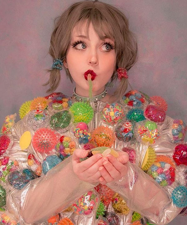 3. Сама она увлекается тремя вещами - модой, аниме и японскими комиксами Манга.