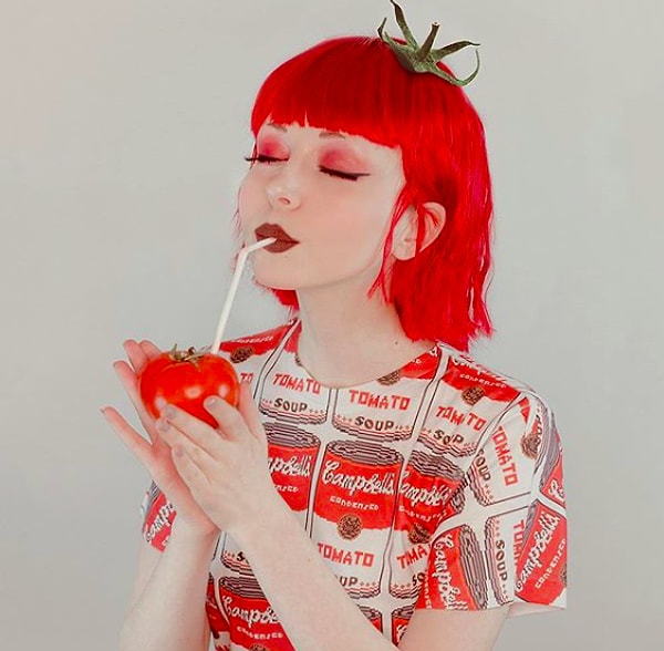 6. Ей нравится быть сегодня одним персонажем, а завтра другим.