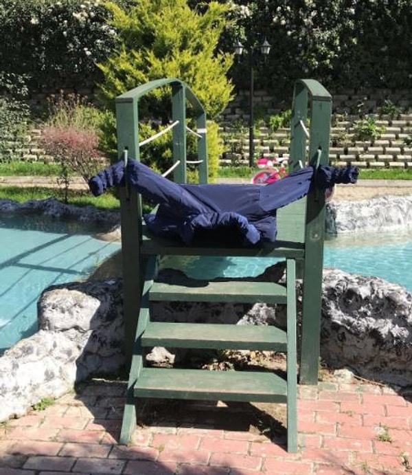 1. А издалека ведь и в самом деле можно подумать, что человек 😃