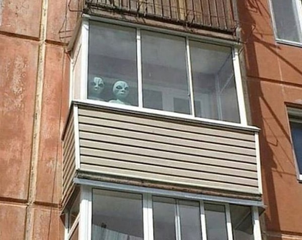 2. Большой брат следит за тобой прямо с балкона 👀