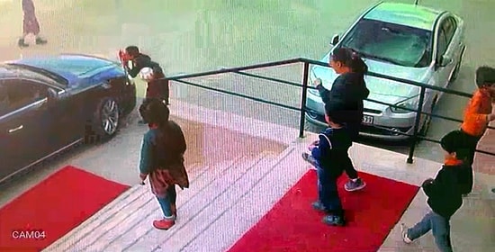 Valinin Aracındaki Türk Bayrağını Öpen Çocuklar