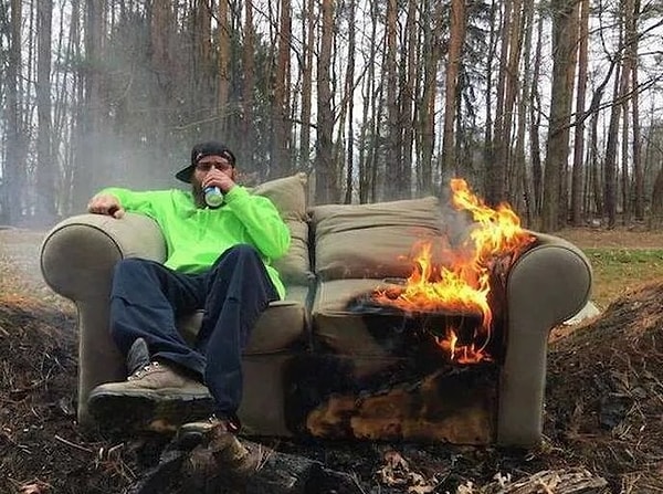 1. "Какая паника? Пока огонь еще не дошел до моей половины дивана, я еще успею осушить бутылку".