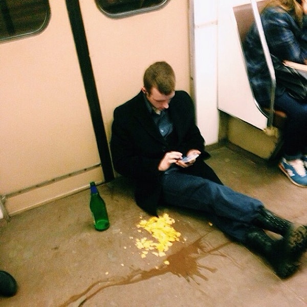 17. "Нет свободных мест? Не беда! Мы люди не гордые. Можем и на полу посидеть".