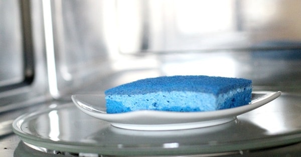 2. После мытья посуды "прогрейте" губку в микроволновке секунд 15. Так вы убьете все микробы.