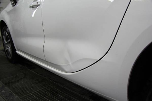 6. От вмятины на кузове можно очень легко избавиться. Вначале направьте на поврежденное место фен, а затем сразу же обработайте поверхность с помощью баллончика со сжатым воздухом. Благодаря разнице температур проблема исчезнет.