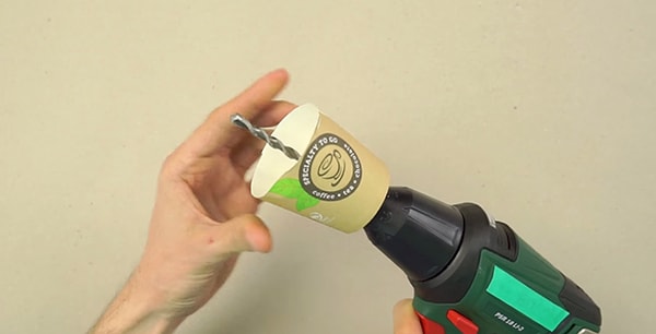 7. Перед тем как начать работать со сверлом, наденьте на него пластиковый стаканчик. Пыль и мусор не будут разлетаться по всему помещению, а вы не будете тратить время на уборку.