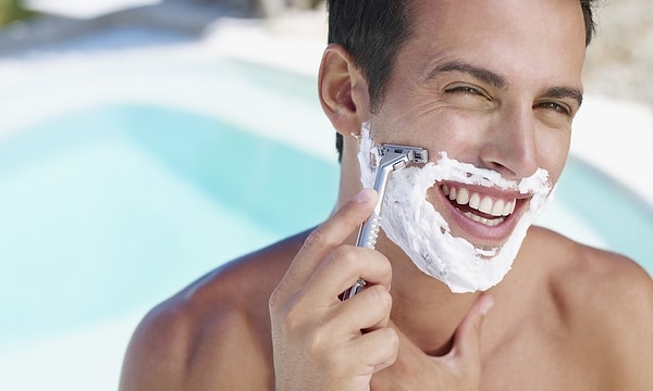 9. Заменить пену для бритья можно кондиционером для волос. У обоих средств похожий состав.