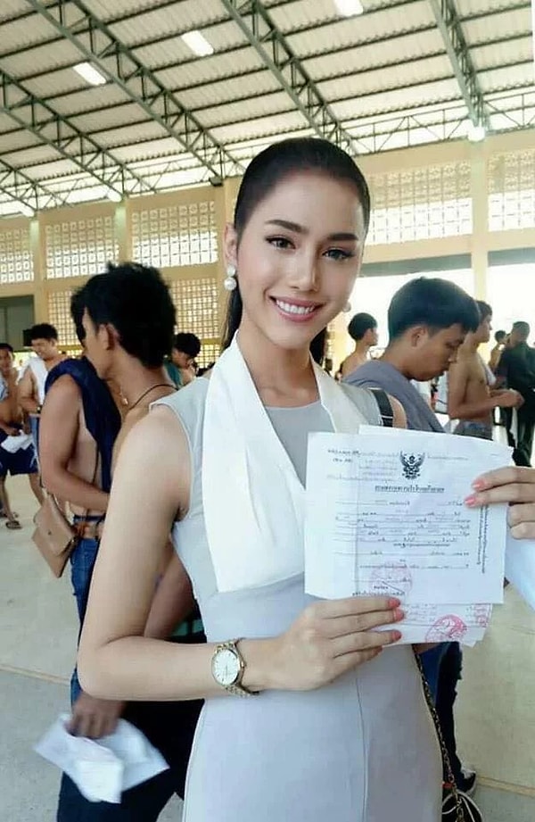 4. Вот на этом фото, к примеру, такой сертификат держит мисс Трансгендер-2018.