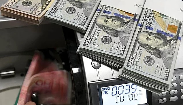 📈📊 Dolar/TL, erken saatlerdeki işlemlerde rekor tazeledi ve haftanın son işlem gününde 4,06'ı aştı.