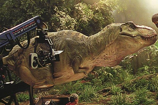 10. Jurassic Park’taki T-Rex maketi yağmurlu sahnelerde arızalandığı için olur olmadık sahnelerde kendiliğinden hareket etmeye başlamış.