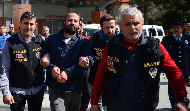 Gözaltındaki Volkan Bayar polislerin geniş güvenlik önlemleri altında ilk olarak Eskişehir Devlet Hastanesi'ne götürülerek burada sağlık kontrolünden geçirildi.