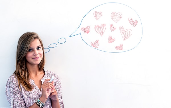 9. Чтоб оставаться с тобой, должна твоя женщина помнить, Что от ее красоты стал ты совсем без ума. Если в тирийском она — похвали тирийское платье, В косском ли выйдет к тебе — косское тоже к лицу; Ежели в золоте вся, то сама она золота краше, Если закутана в шерсть — молви: «Чудесная шерсть!» Если предстанет в рубашке одной — вскричи: «Я пылаю!» И осторожно добавь: «А не простудишься ты?»