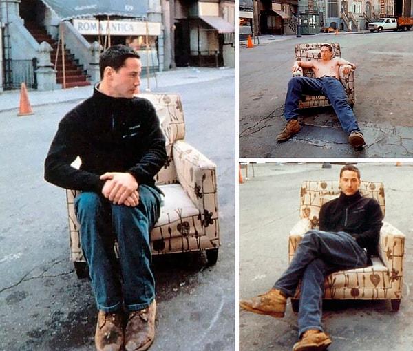 24. "Keanu Reeves sokağın ortasında bir koltuğa yayılıyor."