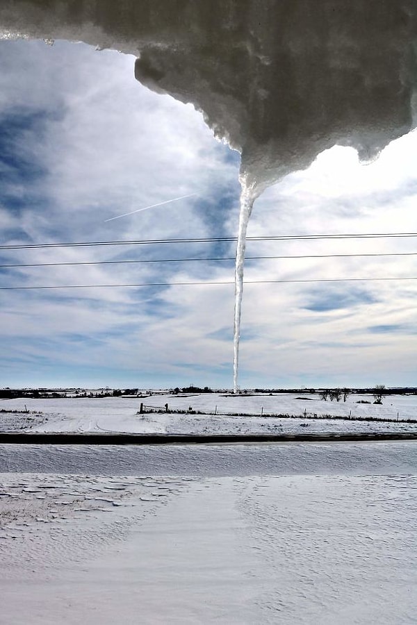 8. Это мог бы быть жуткий смерч, но на деле это лишь снег, свисающий с крыши крыльца