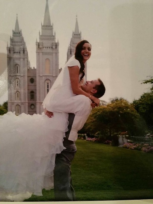 10. Это мог бы быть снимок дамы в смирительной рубашке на плечах у мужчины, но на деле все гораздо проще :)