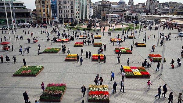 13. Lale Festivali kapsamında Taksim Meydanı'nına da laleler yerleştirildi.