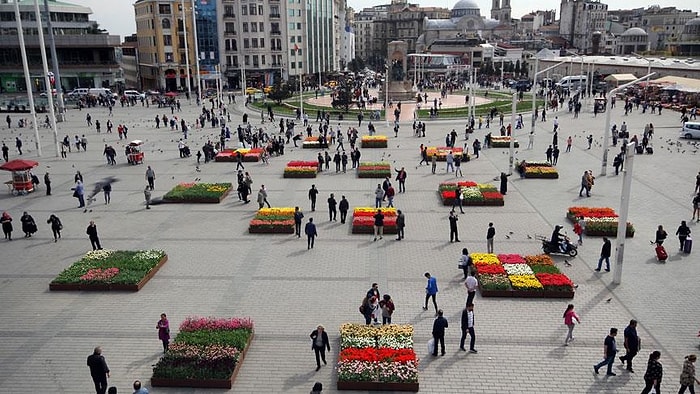 İstiklal Caddesi'nden Sonra Şimdi de Taksim Meydanı: Saksıda Lale Devri