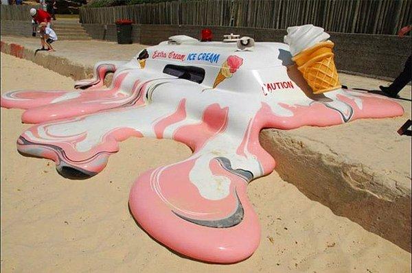 14. Yine Avustralya'da eriyen bir dondurmacı minibüsü. Bu defa sadece sanat için...