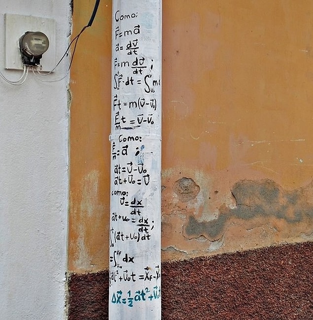 3. "Matematik dersini işlediğimiz sınıfın harika bir manzarası var."