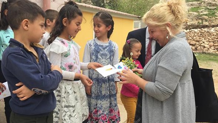 Süper Anneanneler: Kurdukları Yardım Topluluğuyla Çocuklar İçin Atkı Bere Örüyorlar, Okul Yaptırıyorlar