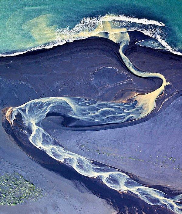 32. "İzlanda'daki bu nehir fotoğrafı sanki bir optik illüzyon gibi duruyor."