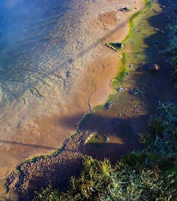 35. İzlanda'da Geysir Milli Parkı'nda bir su birikintisinin fotoğrafını çekmiştim. Oysa çok güzel bir plajin havadan çekilmiş fotoğrafı gibi duruyor."