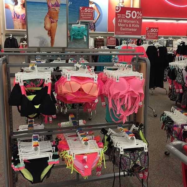 10. А когда приходится выбирать купальник, ты не можешь найти подходящий, потому что тебе практически всегда велик верх и мал низ