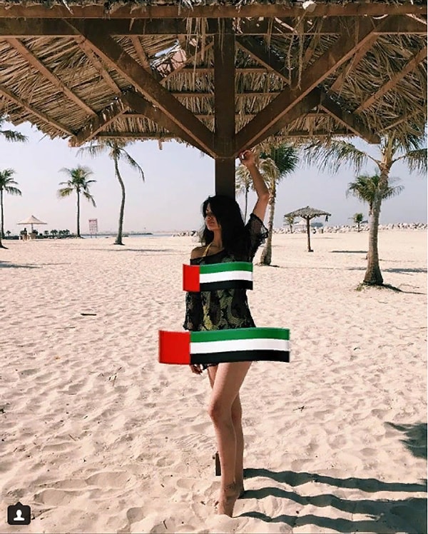 7. Девушка была готова отстаивать честь малой родины до конца, и потому все-таки решила рискнуть и сфотографироваться в раздельном купальнике.