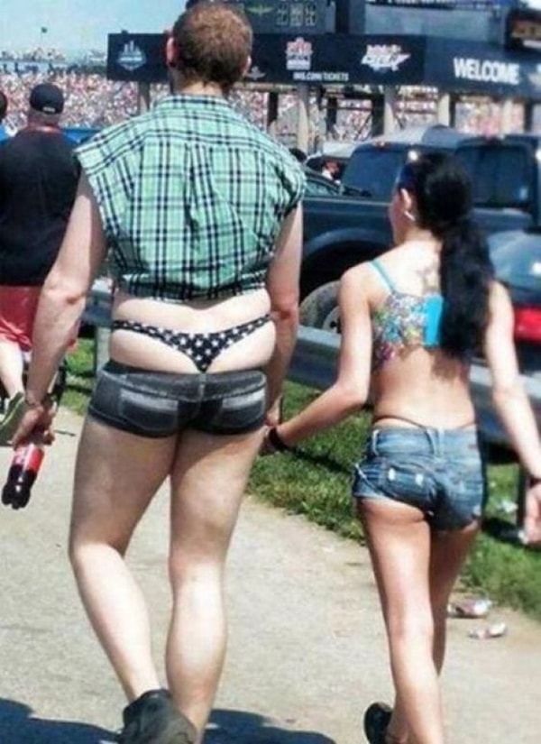 6. Сколько мы смеялись над девушками, носящими джинсы с заниженной талией и торчащими из-под них стрингами. Но, оказывается, мужчины тоже не хотят оставаться в стороне от модных веяний.