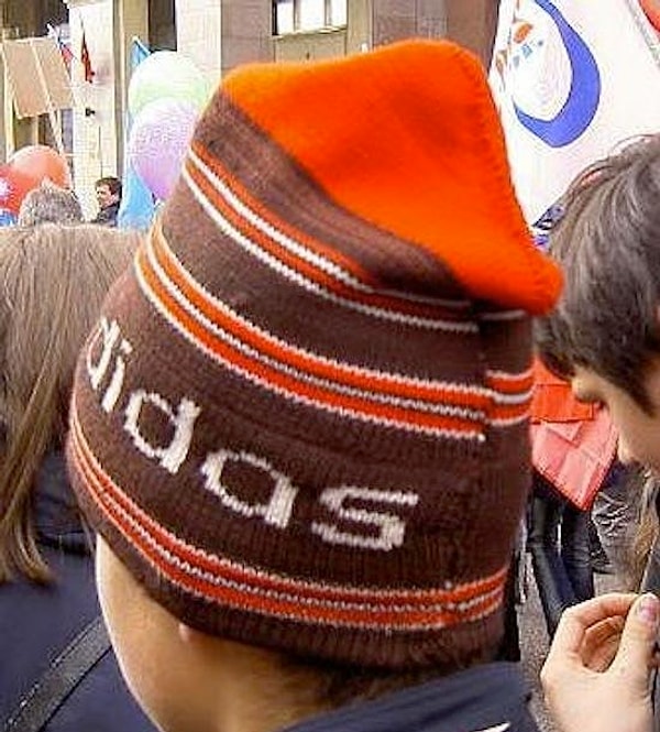 7. Забавная шапка "петушок" с гордым логотипом Adidas.