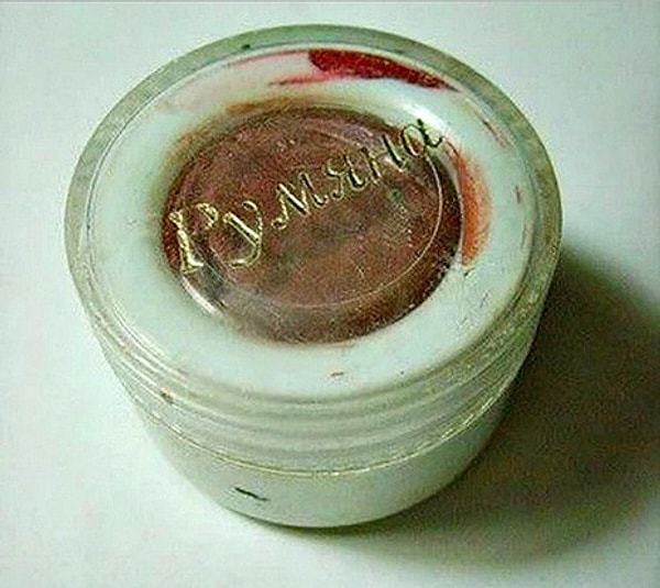 13. В принципе нанесения румян не было понятия "не переборщить". В итоге скулы получались неестественно яркими.