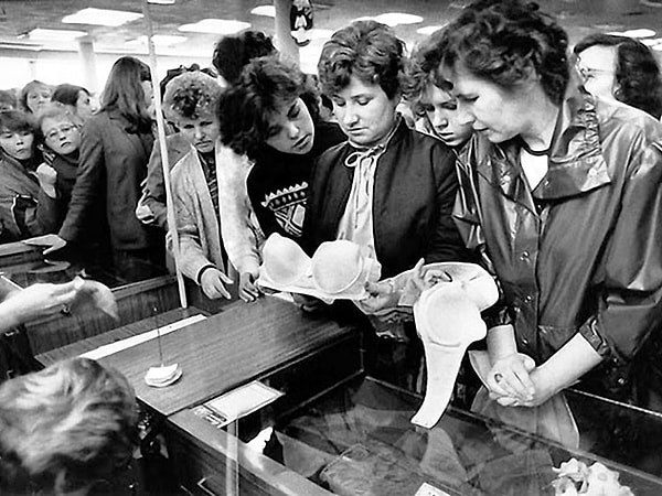 16. Самым сложным было достать красивое нижнее белье. Бюстгальтеры фасона "Анжелика" можно было приобрести только у спекулянтов или иногда в ГУМе.