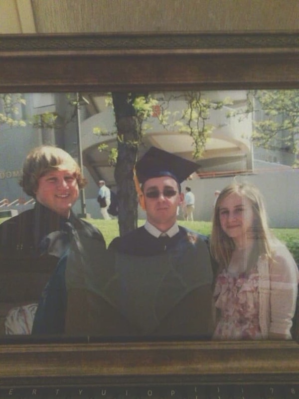 4. На фото прошлое, а в отражении настоящее