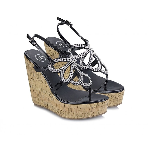 7. Обувь на пробковой танкетке