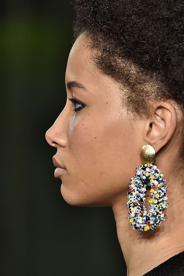 Чем заменить: яркие, массивные серьги, многослойные украшения