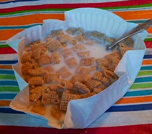 5. А в бумажную тарелку без проблем можно наливать жидкость. Только стоит поторопиться 😃