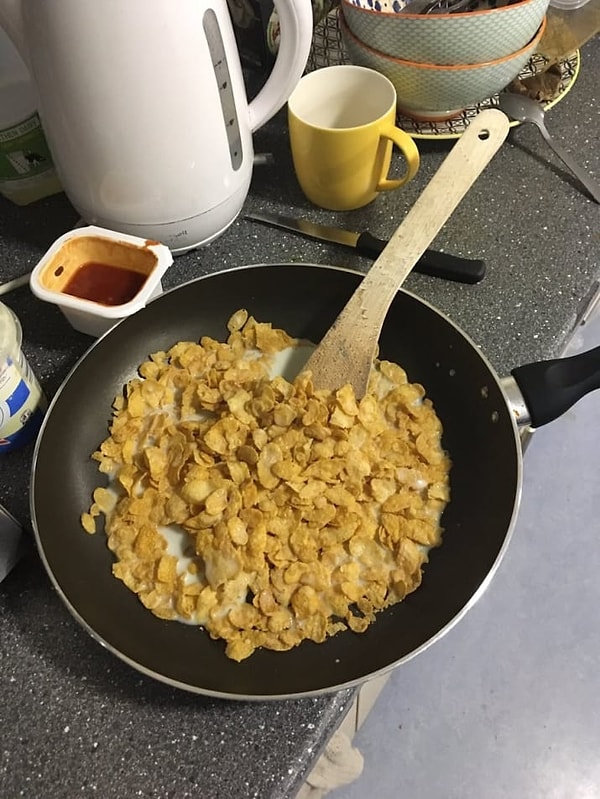 8. Когда в расход идут сковородки и кастрюли, то понимаешь, что пора все-таки помыть посуду