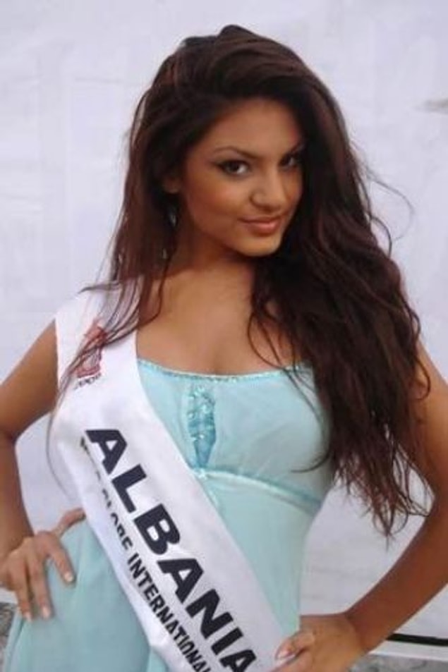 Miss Globe, Miss Albania, Miss Tiran gibi güzellik yarışmalarında elde ettiği birinciliği sayesinde ünlü olmayı başarmıştı.