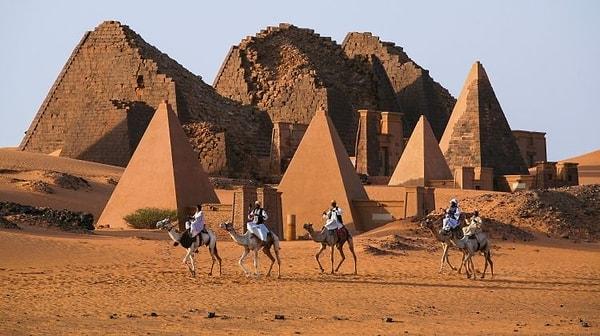 3. Sudan'da, 200'den fazla piramit var. Bu sayı, Mısır'da bulunan piramitlerin sayısından daha fazladır.