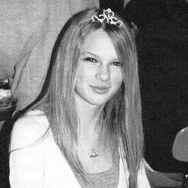 Yıl 2005, Taylor Swift liseyi henüz bitiriyor. Görünüşü, saç ve makyajıyla yaşıtları gibi sıradan bir genç kız.